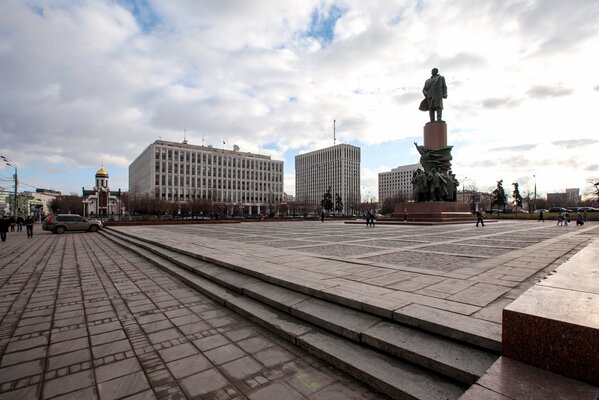 Памятник в. и. ленину стоит на площади