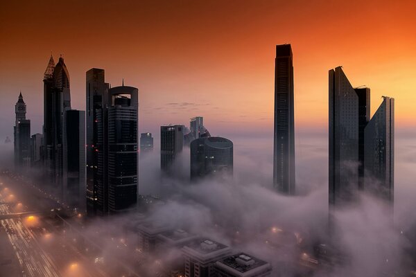 Las casas altas de Dubai en la niebla