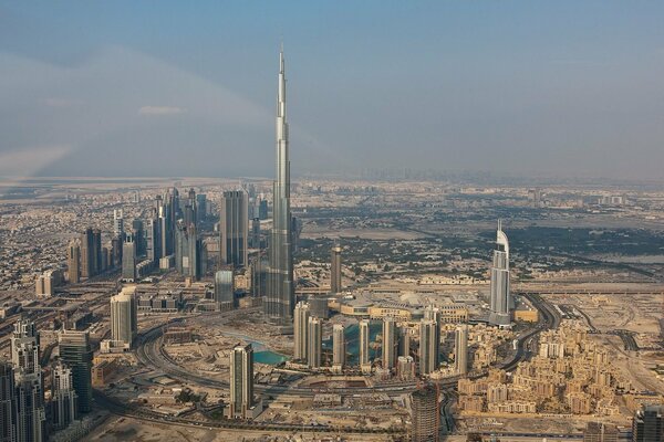 Burj Khalifa a Dubai da una vista a Volo d uccello