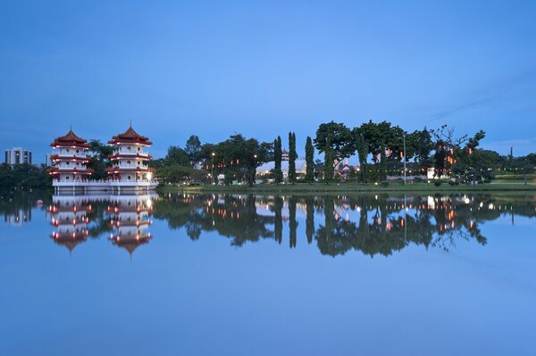 Reflet du jardin chinois dans le lac