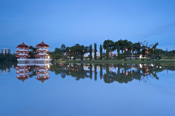 Riflessione del giardino cinese nel lago
