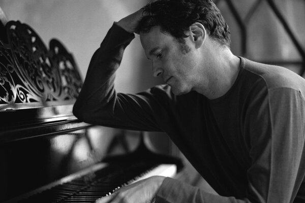 Colin Firth joue du piano