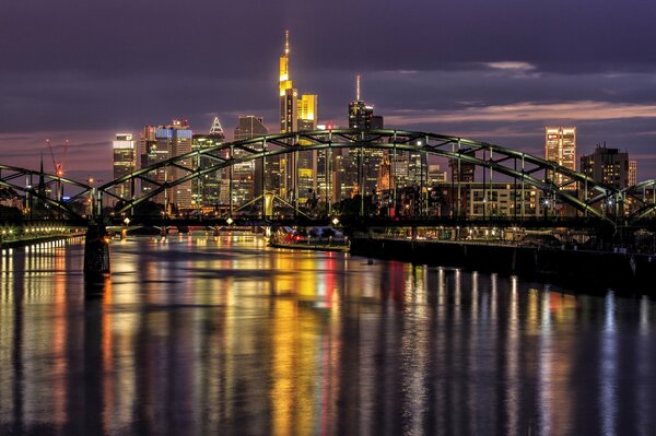 Brücke über dem Fluss vor der Kulisse von Frankfurt