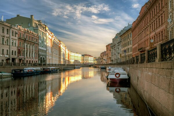 Die Uferpromenade des Flusses Moika in St. Petersburg