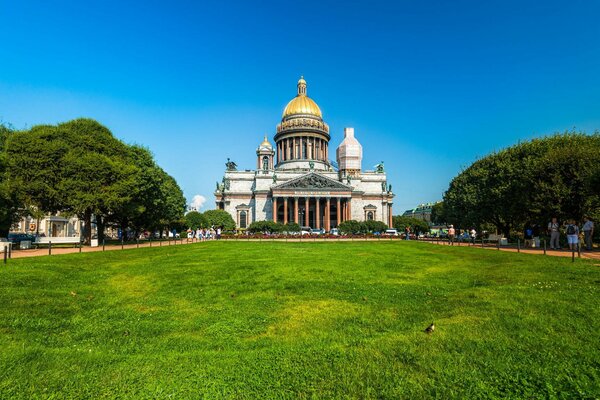 . Храм на фоне неба и зеленой травы и деревьев