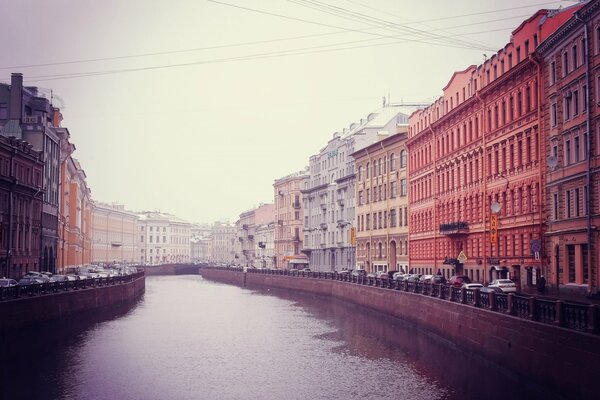 Vista del terraplén del río Moika en San Petersburgo