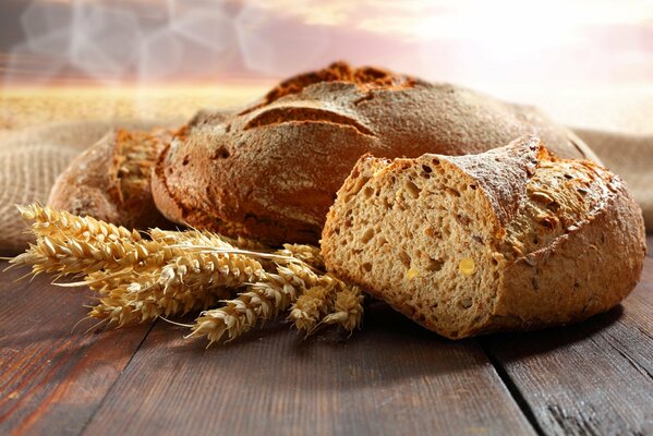 Frisches Brot auf dem Tisch mit Ähren