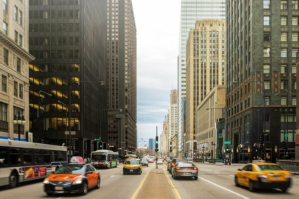 Entre rascacielos y coches en el centro de Chicago