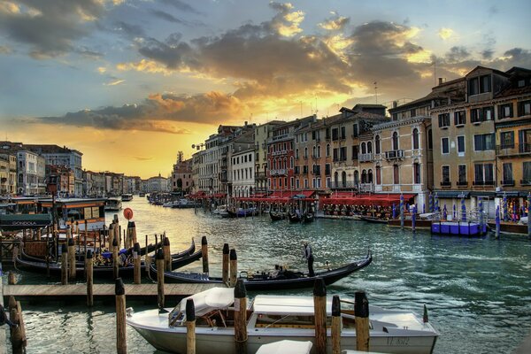 Вечерний лодочный причал на канале венеции