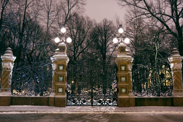 Решетка на воротах в Санкт-Петербурге