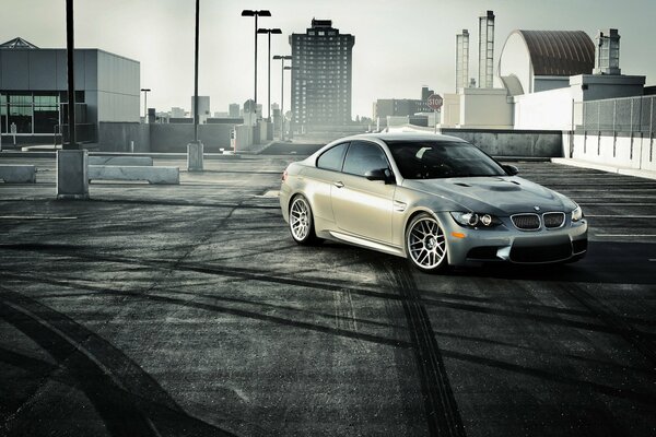 BMW argentée sur fond urbain