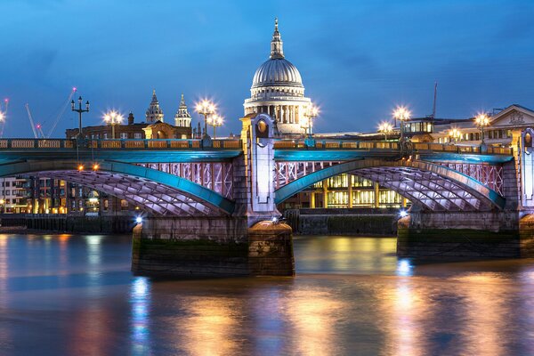 Собор Святого Павла в Лондоне. Вид на Мост Блэкфрайарс и Собор Святого Павла в Лондоне ночью. Красивый пейзаж, яркие огни Лондонских улиц
