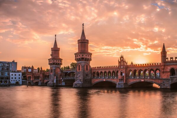 Berlin. Rivière, pont et beau coucher de soleil