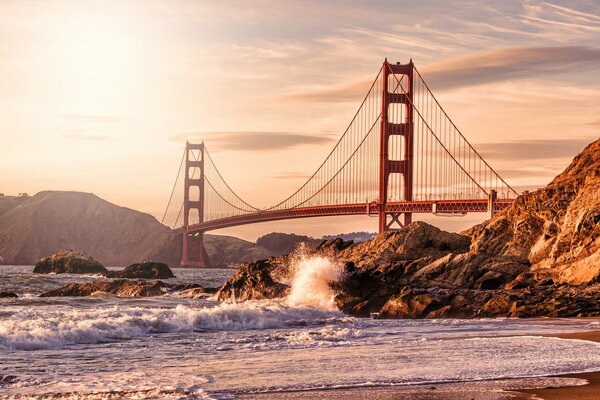 Roches, pierres, éclaboussures sur le pont de San Francisco