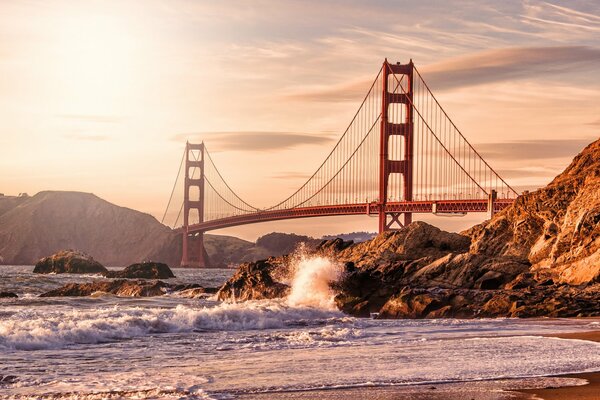 Скалы, камни, брызги на мосту в Сан-Франциско