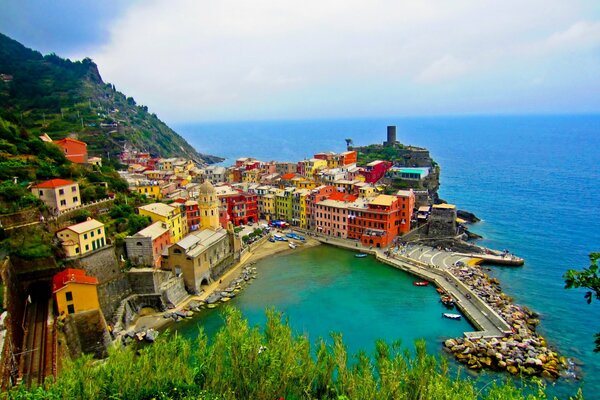 Ciudad junto al mar en la costa italiana