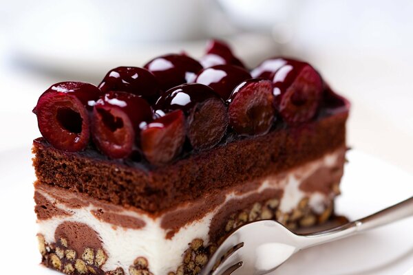 Torta al cioccolato dolce con frutti di bosco