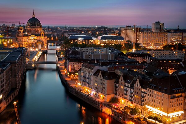 Blick auf den Berliner Dom im Morgengrauen