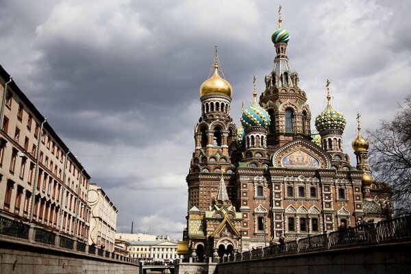 Blick von der Brücke auf den Erlöser-auf-Blut-Tempel in St. Petersburg