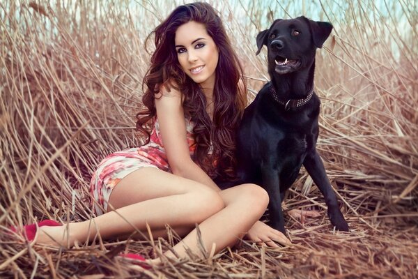 Modèle avec un chien sur l herbe super photo