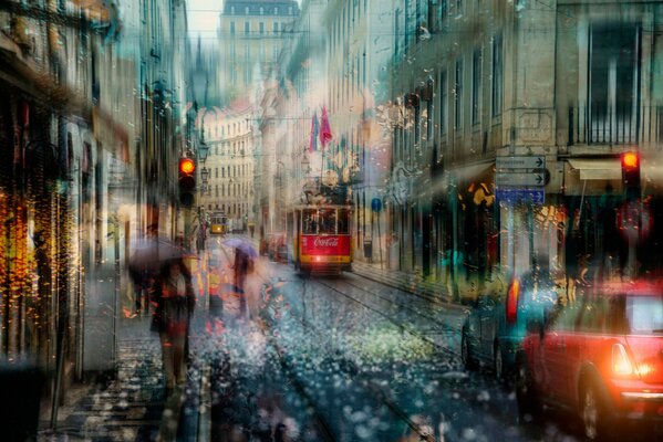 La vita di Lisbona in una giornata piovosa