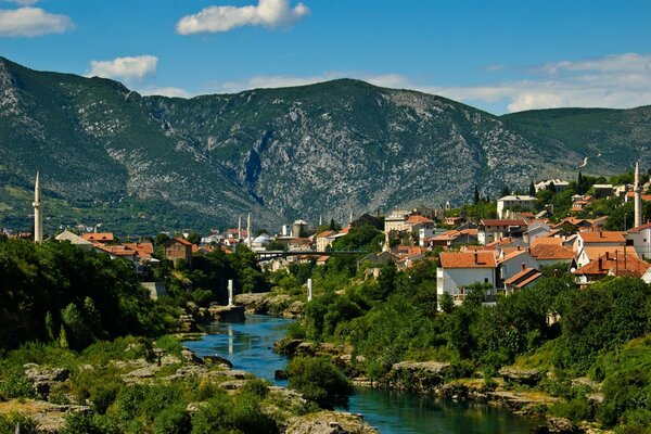 Piccola città in montagna con un fiume