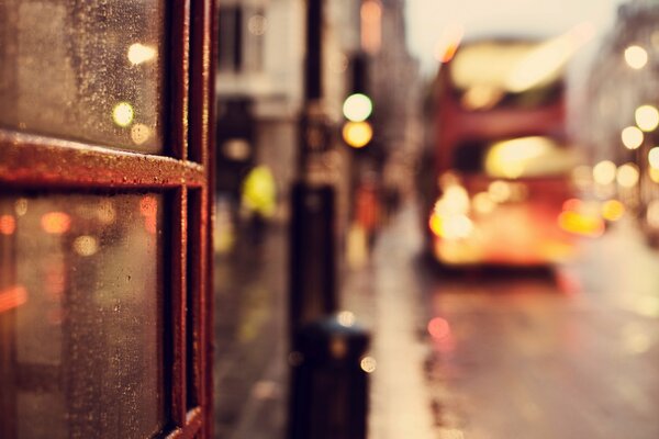 Sulla strada, alla luce delle lanterne, l autobus si muove sotto le gocce di pioggia