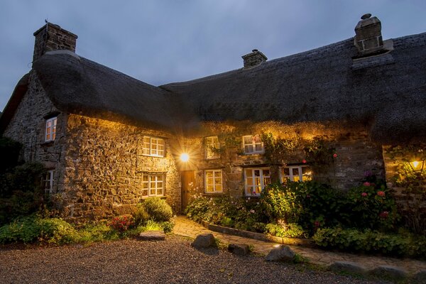 Éclairage de maison en pierre jaune