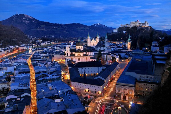 Die Abendstadt Salzburg aus der Vogelperspektive