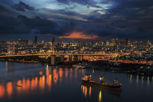 Bangkok moderna en la iluminación nocturna