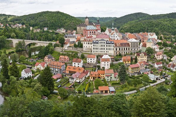 Eine tschechische Stadt, die von Wald und Wasser umgeben ist