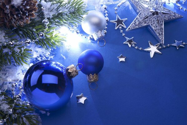 Neues Jahr, blaue Luftballons, silberne Sterne