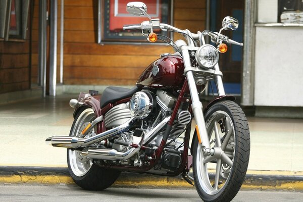 Мотоцикл Harley Davidson загородом