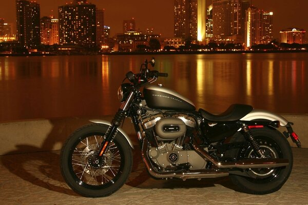 Harley davidson Motorrad an der Abendpromenade