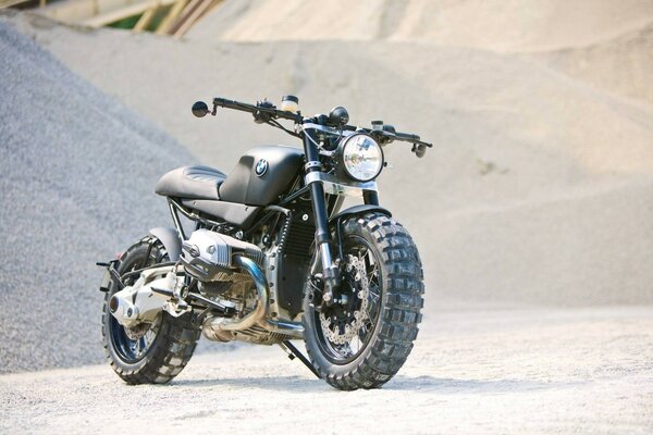 Moto BMW con pneumatici da corsa sulla sabbia