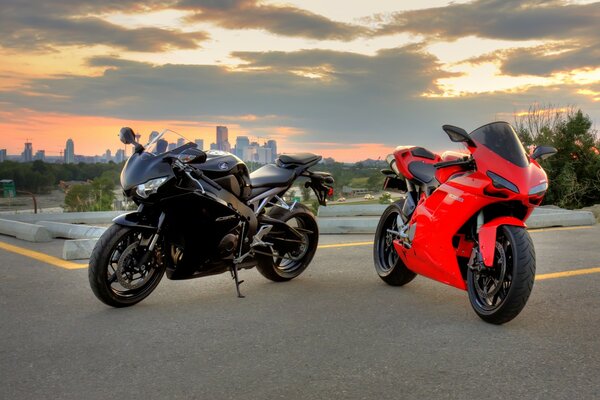 Rote und schwarze Sportbikes in der Stadt bei Sonnenuntergang