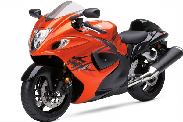 Яркий оранжевый мотоцикл suzuki hayabusa