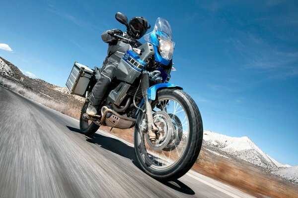 Hombre viaja en moto por carretera