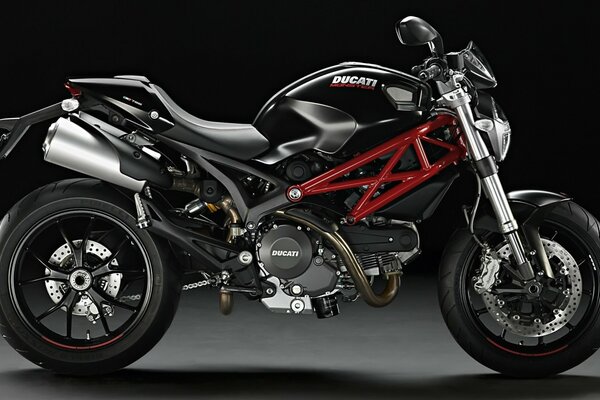 Moto ducati sur fond sombre