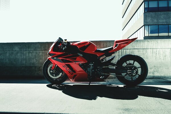 Motocicleta honda roja con rayas negras