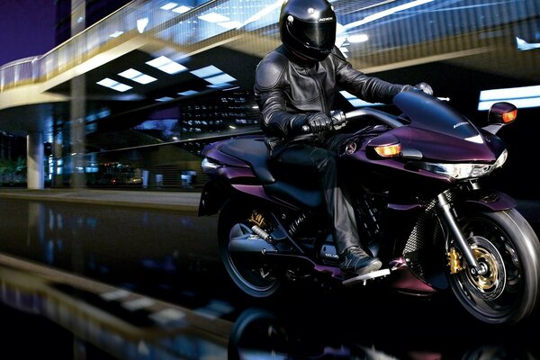 Fioletowy Honda motocykl człowiek night city road