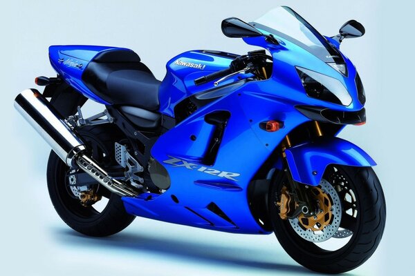 Blu Kawasaki ZX-12R su sfondo bluastro vista