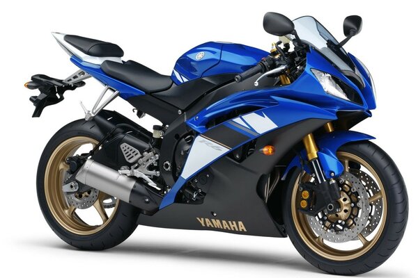 Auf weißem Hintergrund blaues Yamaha Sportmotorrad