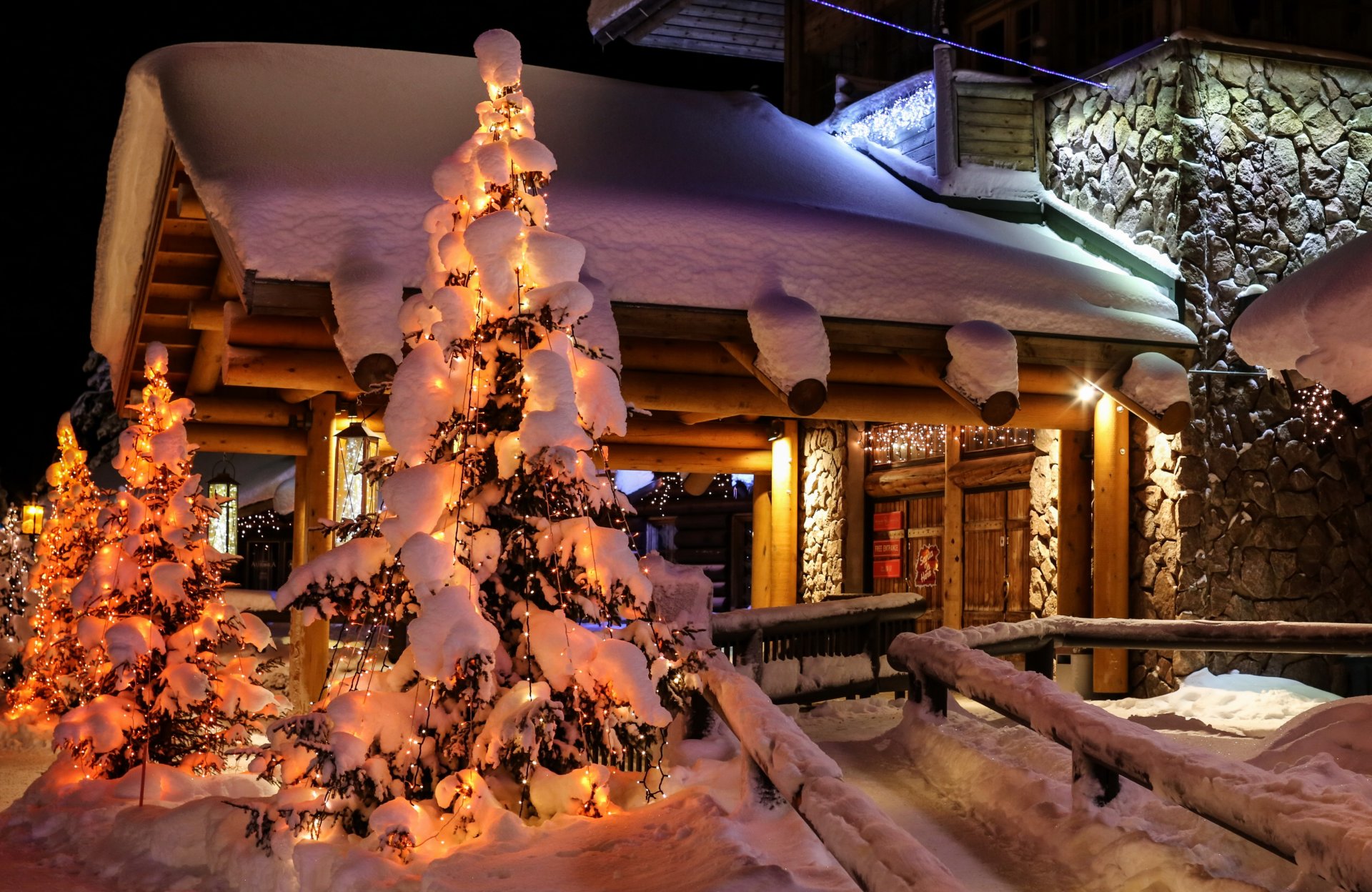 finlandia invierno casa laponia nieve abeto noche naturaleza ciudad foto