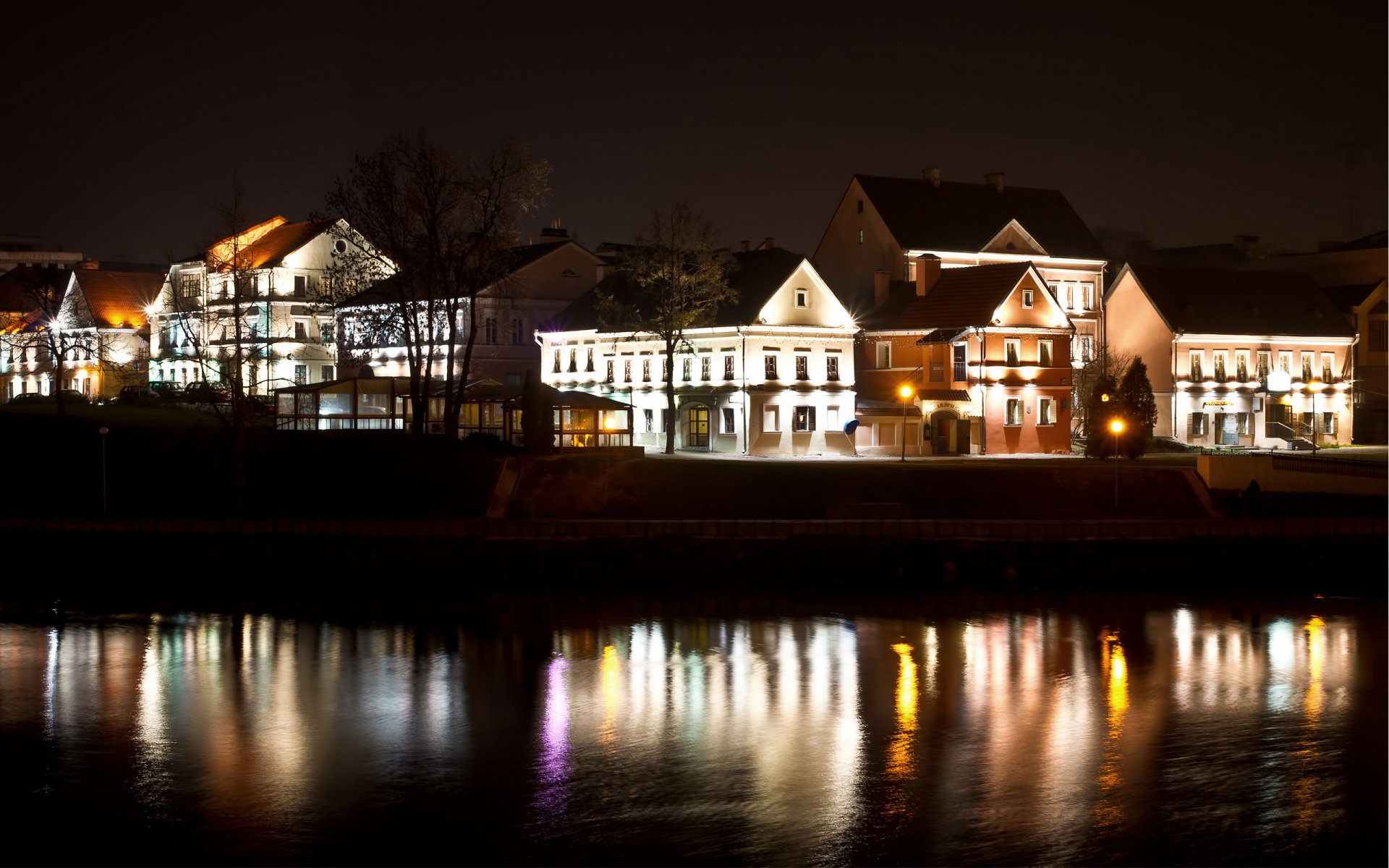 minsk barrio de la trinidad noche río luces bielorrusia