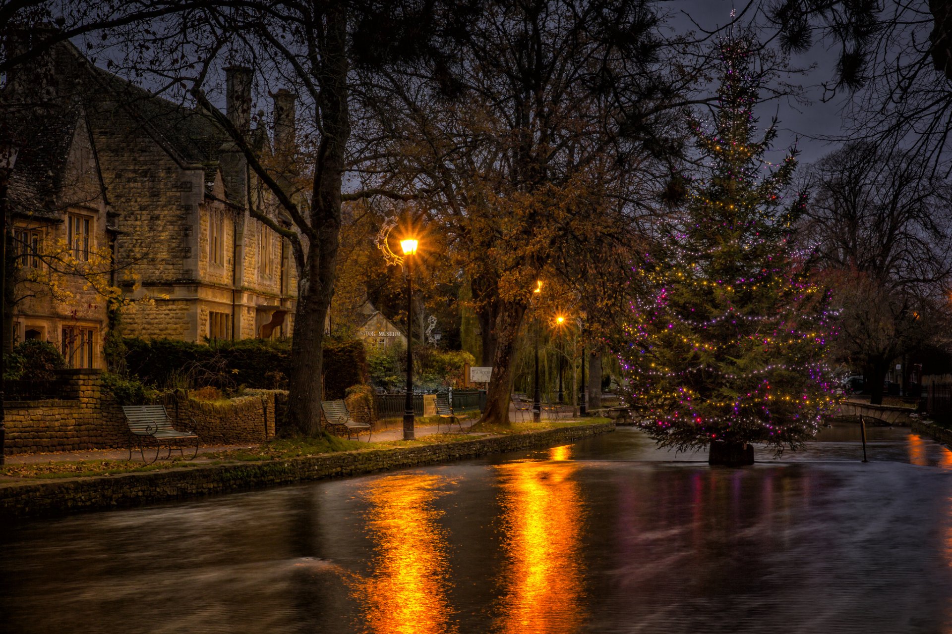 città case alberi panchine lanterne crepuscolo fiume albero di natale ghirlanda nuovo anno natale