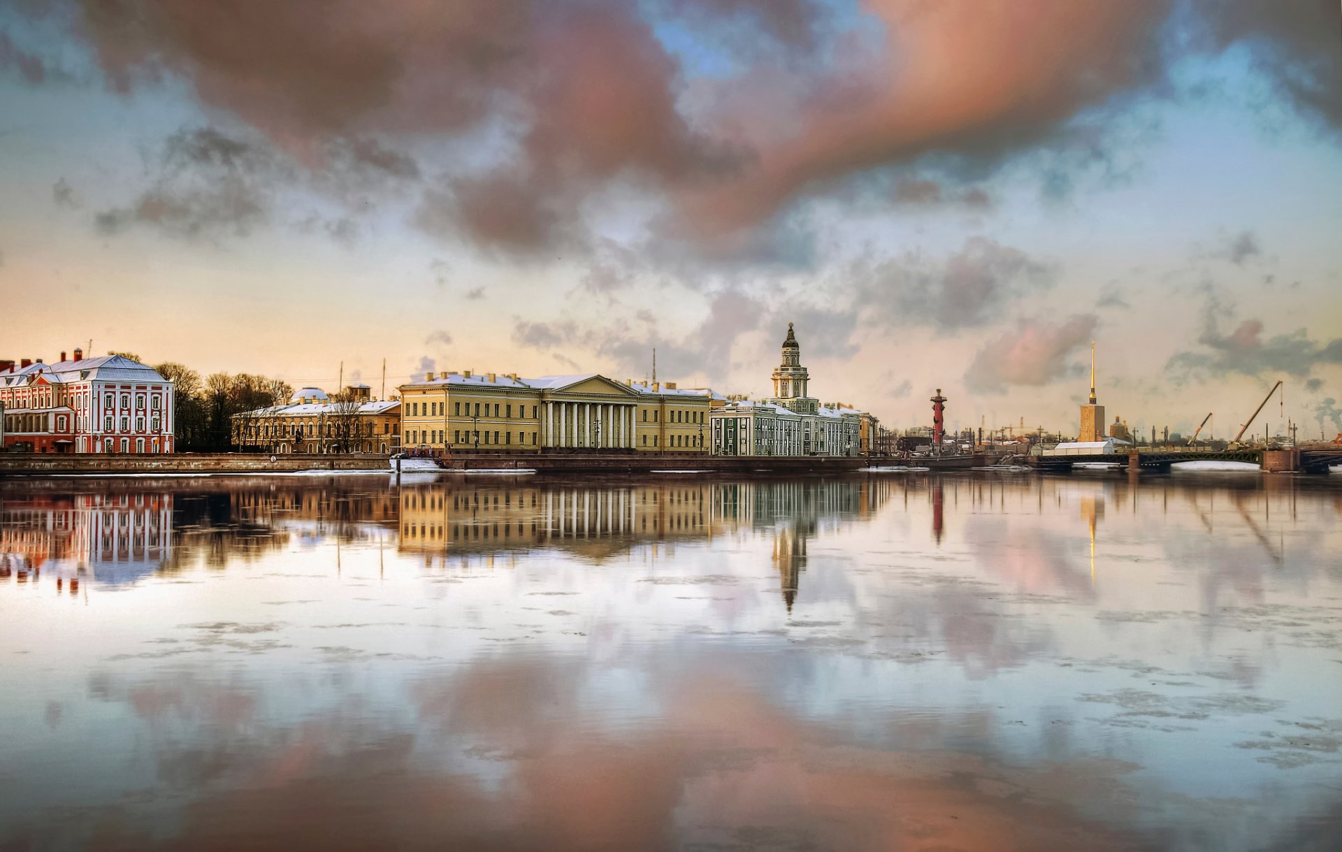 st. petersburg uferpromenade frühling