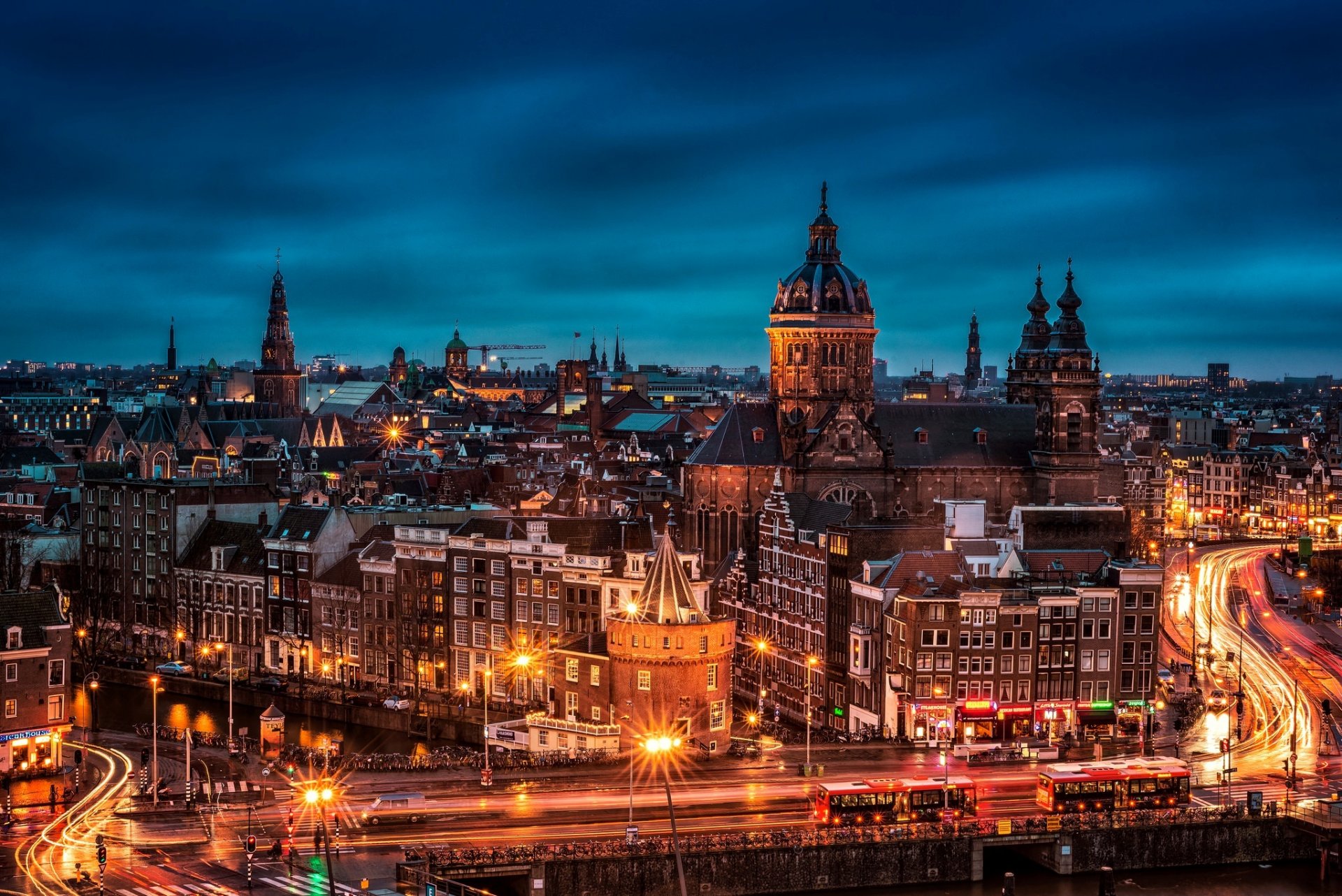 amsterdam hollande du nord pays-bas ville nuit soirée maisons bâtiments toits pont routes rues lumières exposition panorama