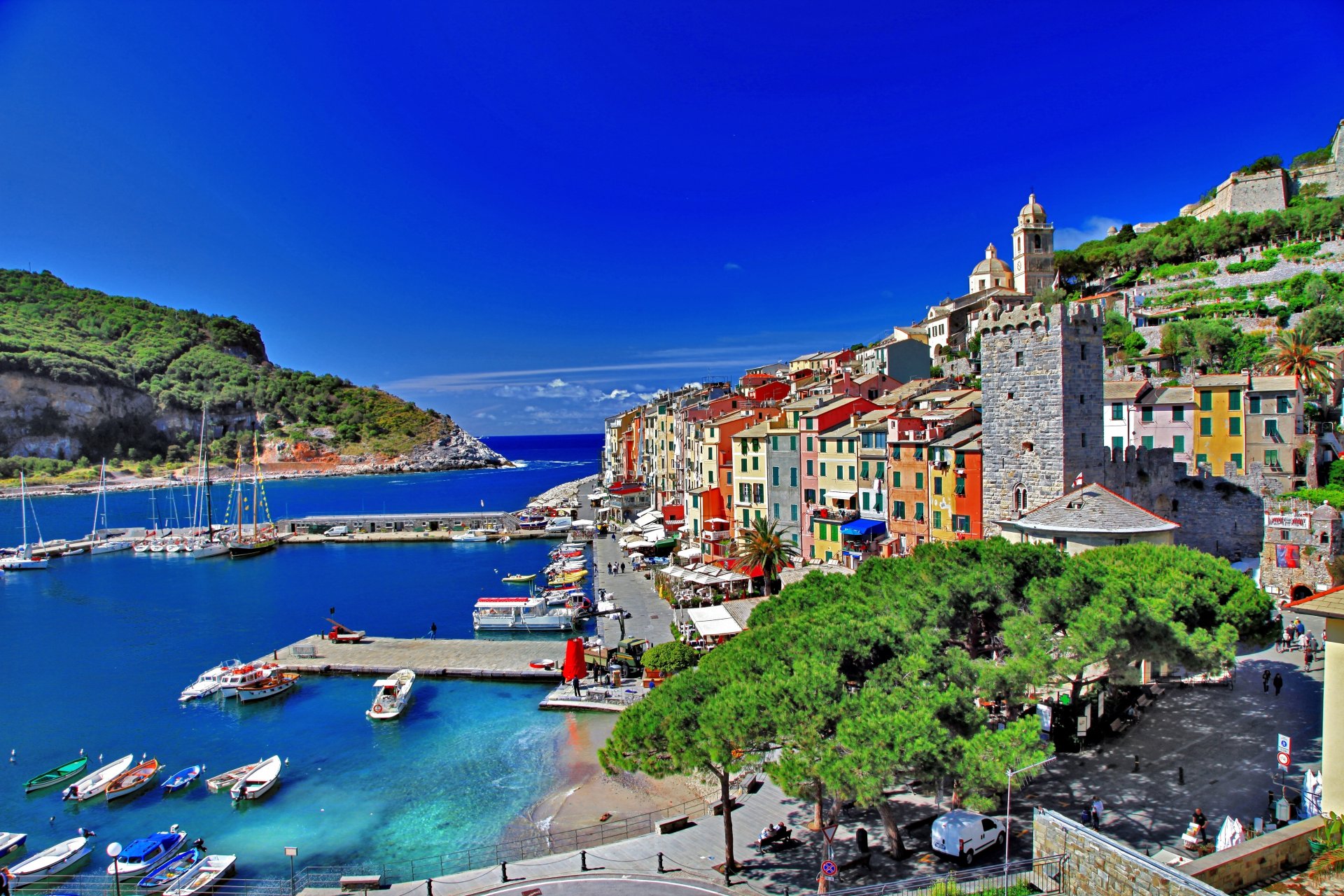 italien himmel meer bucht bäume häuser boote yachten promenade menschen turm