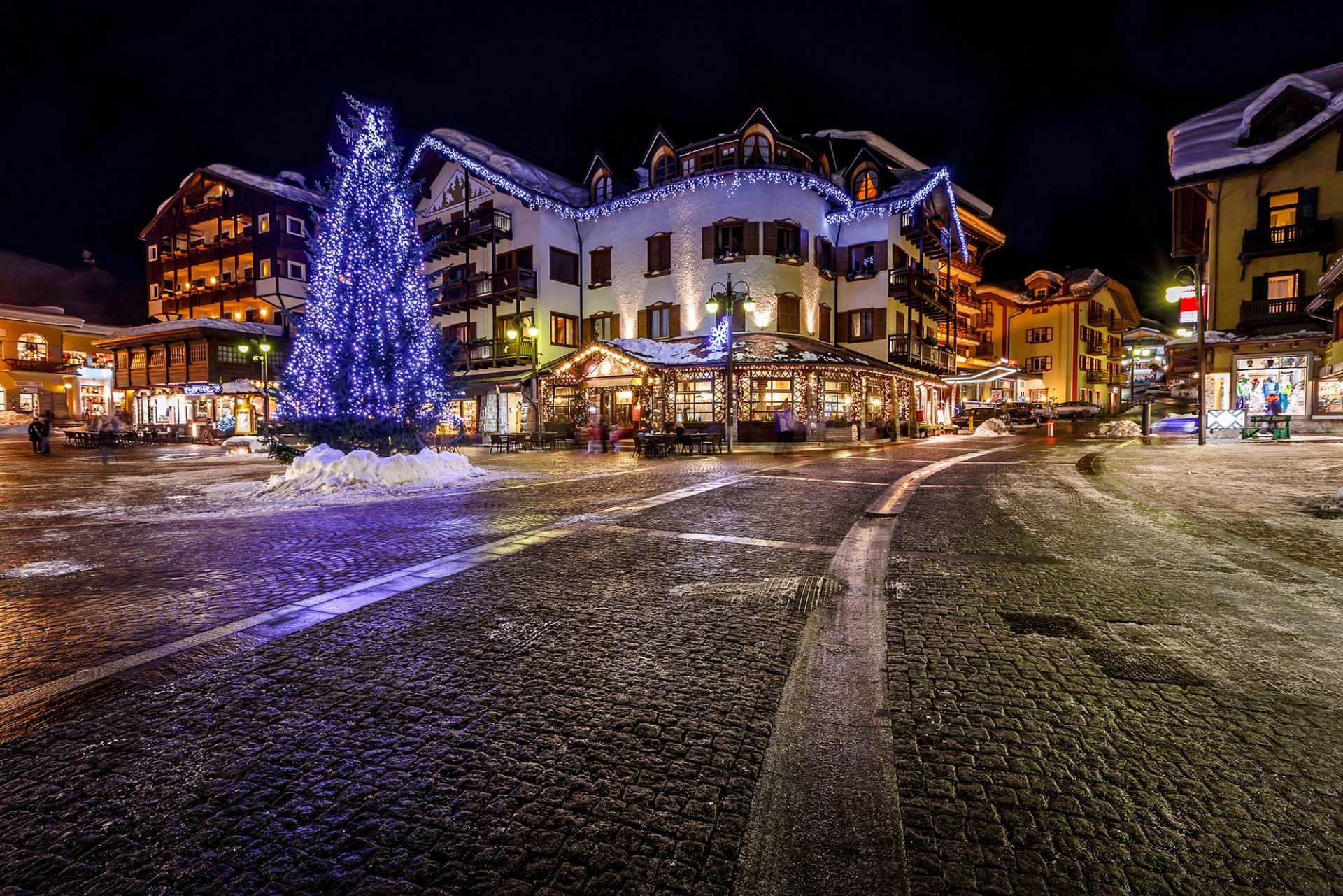 italia italy alpi alps town night square christmas tree garland road paving house shops cafe building